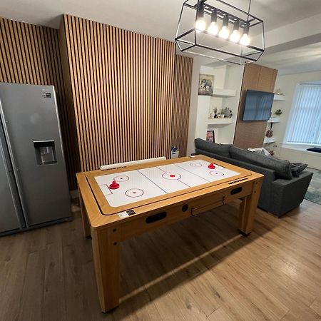 Numero Venti Aparthouse Wifi Parking Hot Tub Newcastle upon Tyne Bagian luar foto